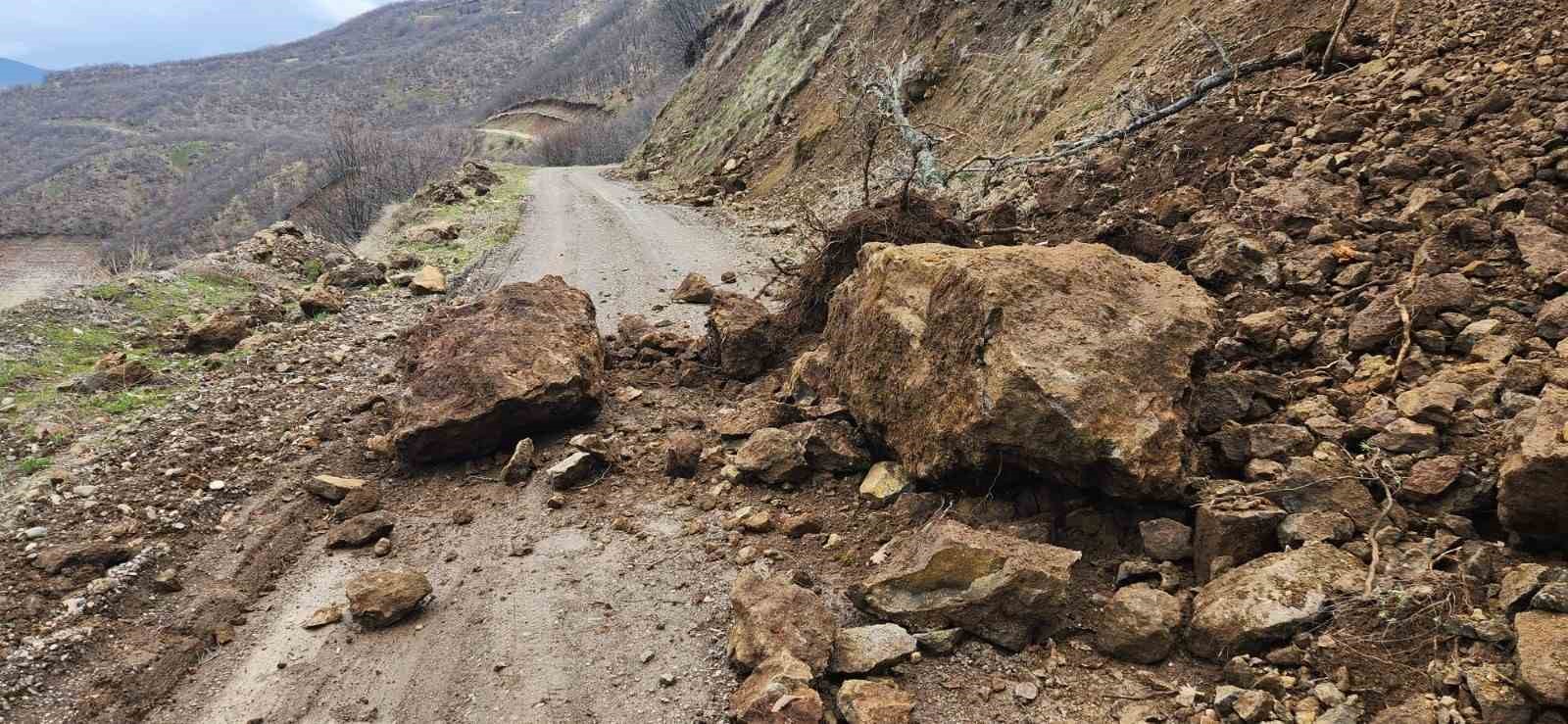 elazigda heyelan nedeniyle kapanan koy yolu yeniden ulasima acildi 1 aeJVMzcq