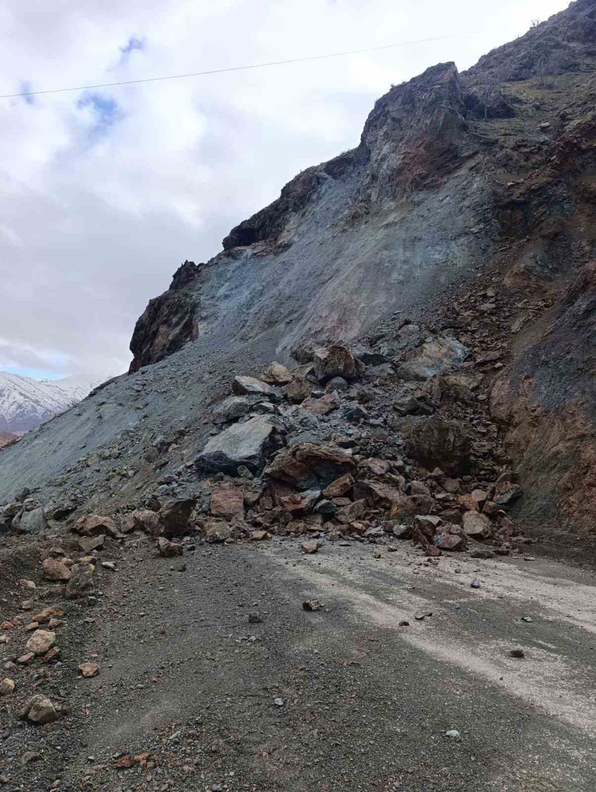 elazigda heyelan yolu kapadi 0 lNtEtUER