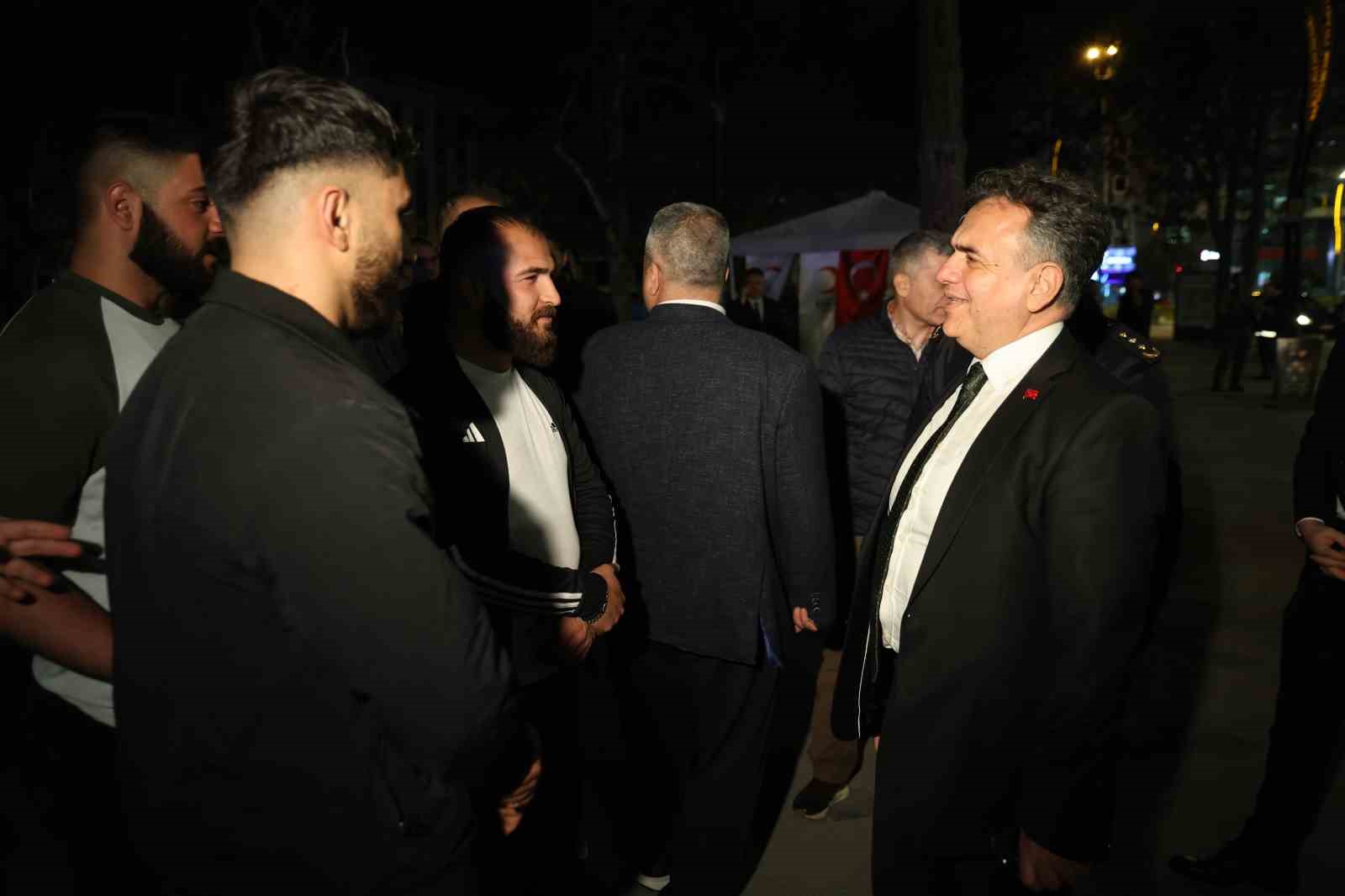 Elazığ’da ’Huzur’ uygulaması: İl Emniyet Müdürü Karan sahaya inerek denetimlere katıldı 5 elazigda huzur uygulamasi il emniyet muduru karan sahaya inerek denetimlere katildi 1 V8DbAfXS