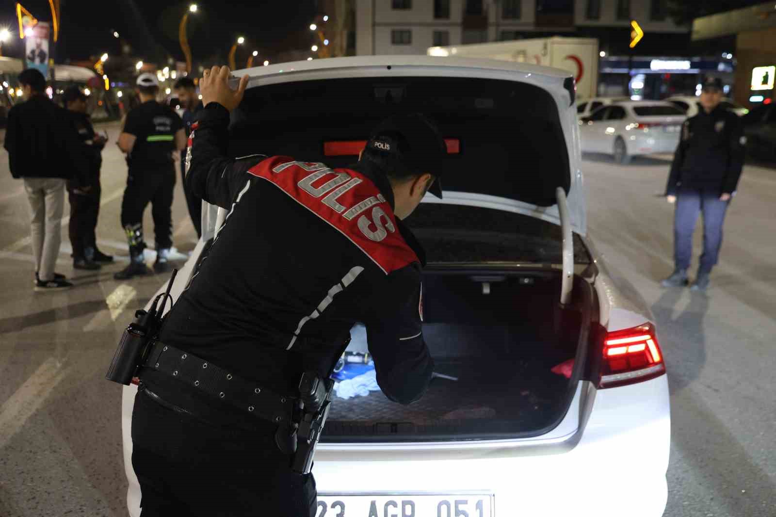 Elazığ’da ’Huzur’ uygulaması: İl Emniyet Müdürü Karan sahaya inerek denetimlere katıldı 6 elazigda huzur uygulamasi il emniyet muduru karan sahaya inerek denetimlere katildi 2 ODUgdcbG