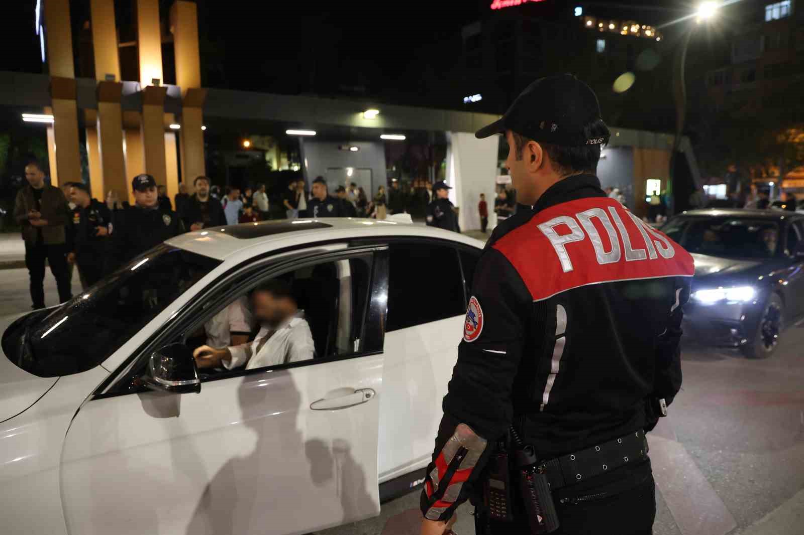 Elazığ’da ’Huzur’ uygulaması: İl Emniyet Müdürü Karan sahaya inerek denetimlere katıldı 7 elazigda huzur uygulamasi il emniyet muduru karan sahaya inerek denetimlere katildi 3 YkTDVEfA