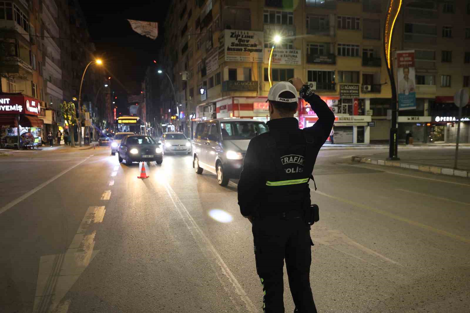Elazığ’da ’Huzur’ uygulaması: İl Emniyet Müdürü Karan sahaya inerek denetimlere katıldı 9 elazigda huzur uygulamasi il emniyet muduru karan sahaya inerek denetimlere katildi 5 ZFvO2dpQ