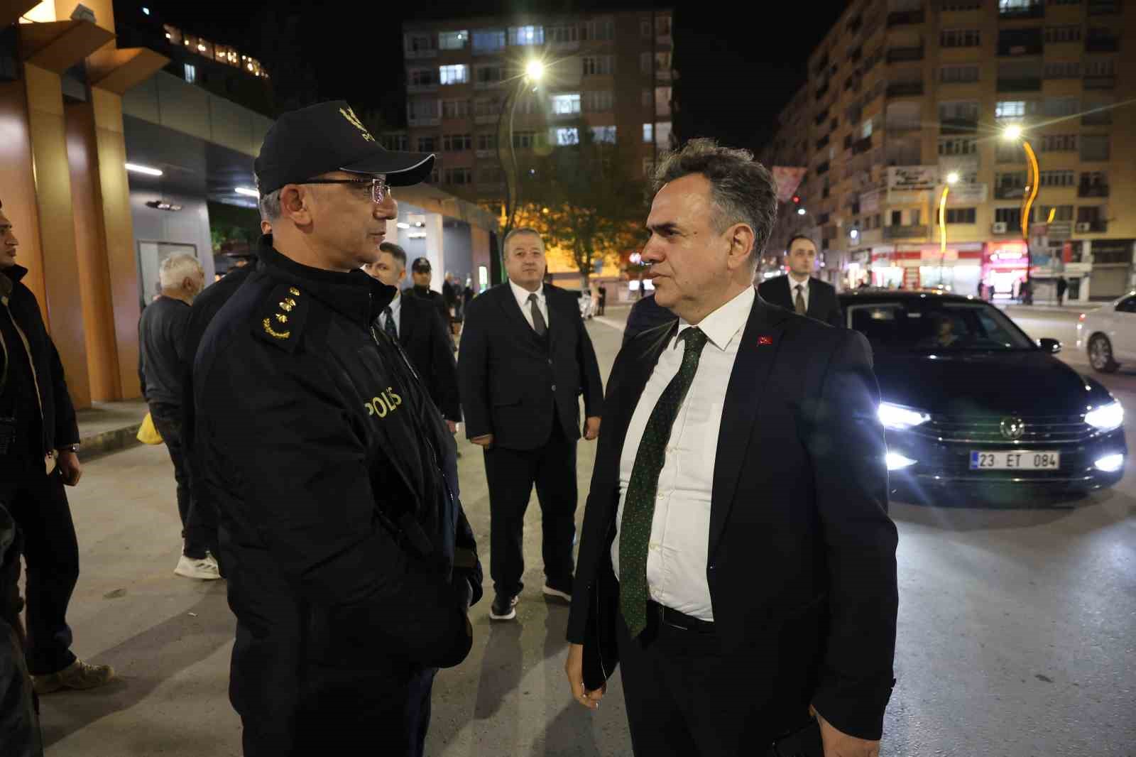 Elazığ’da ’Huzur’ uygulaması: İl Emniyet Müdürü Karan sahaya inerek denetimlere katıldı 10 elazigda huzur uygulamasi il emniyet muduru karan sahaya inerek denetimlere katildi 6 iEgHdNwJ