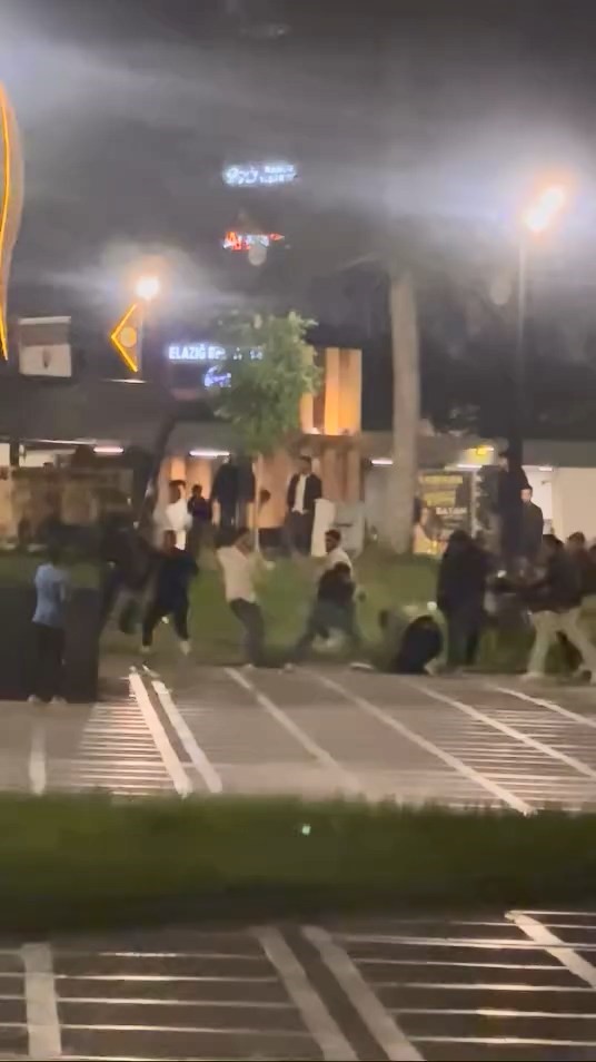 Elazığ’da iki grup arasındaki tekmeli yumruklu kavga kameraya yansıdı 4 elazigda iki grup arasindaki tekmeli yumruklu kavga kameraya yansidi 0 EF6v24vL