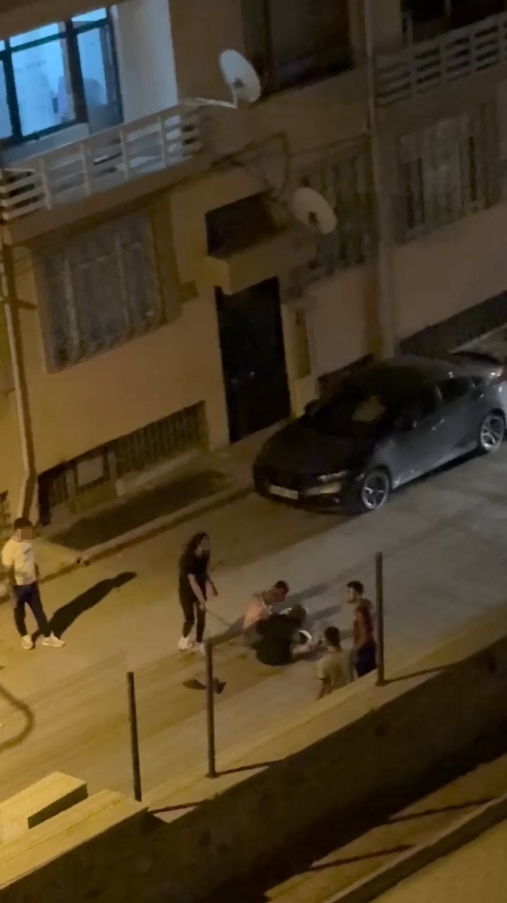 elazigda iki kadin ile bir sahsin sokak ortasindaki kavgasi kamerada 0