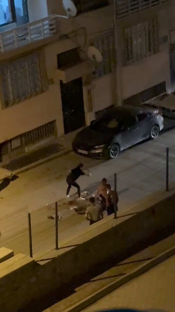 elazigda iki kadin ile bir sahsin sokak ortasindaki kavgasi kamerada 1 lNa3FVHB