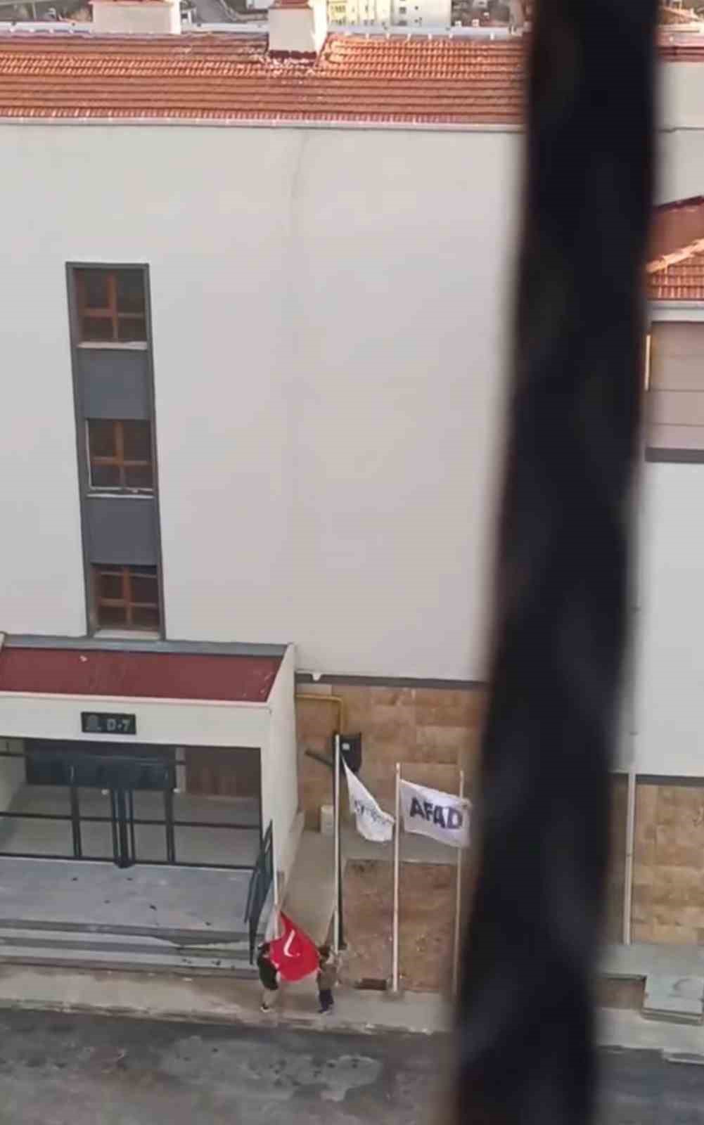 elazigda iki kucuk kalpten turk bayragina buyuk vefa 1 AIy7A53V