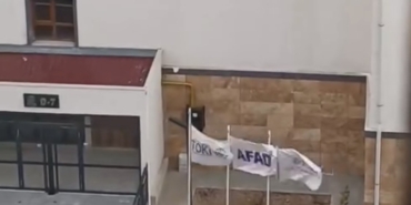elazigda-iki-kucuk-kalpten-turk-bayragina-buyuk-vefa-4r1uLFzW.jpg