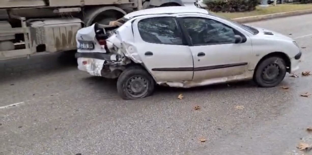elazigda iki otomobil carpisti 1i agir 2 yarali 0 jDq7ztlu