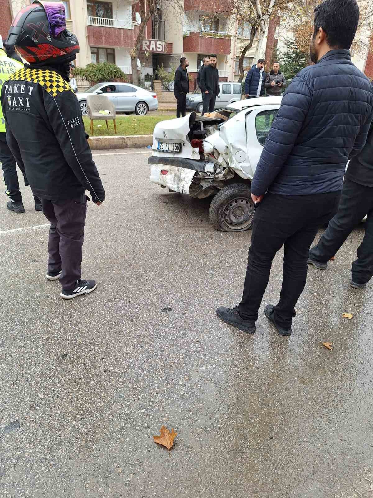 elazigda iki otomobil carpisti 1i agir 2 yarali 1 ia6W72hC