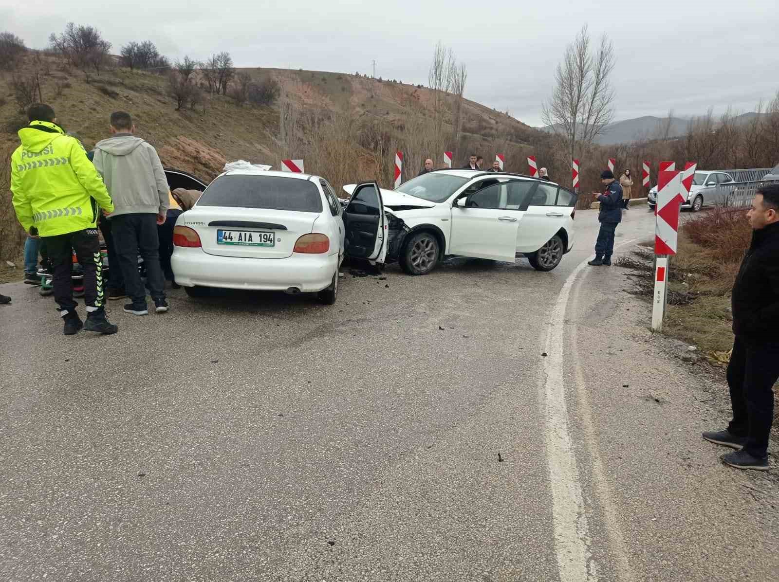 elazigda iki otomobil carpisti 9 yarali 2 VYUIR9rC