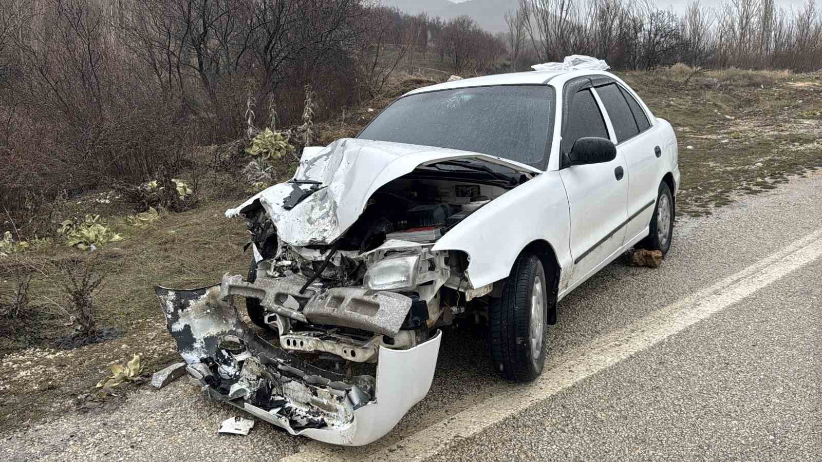 elazigda iki otomobil carpisti 9 yarali 6 AynsPjRq