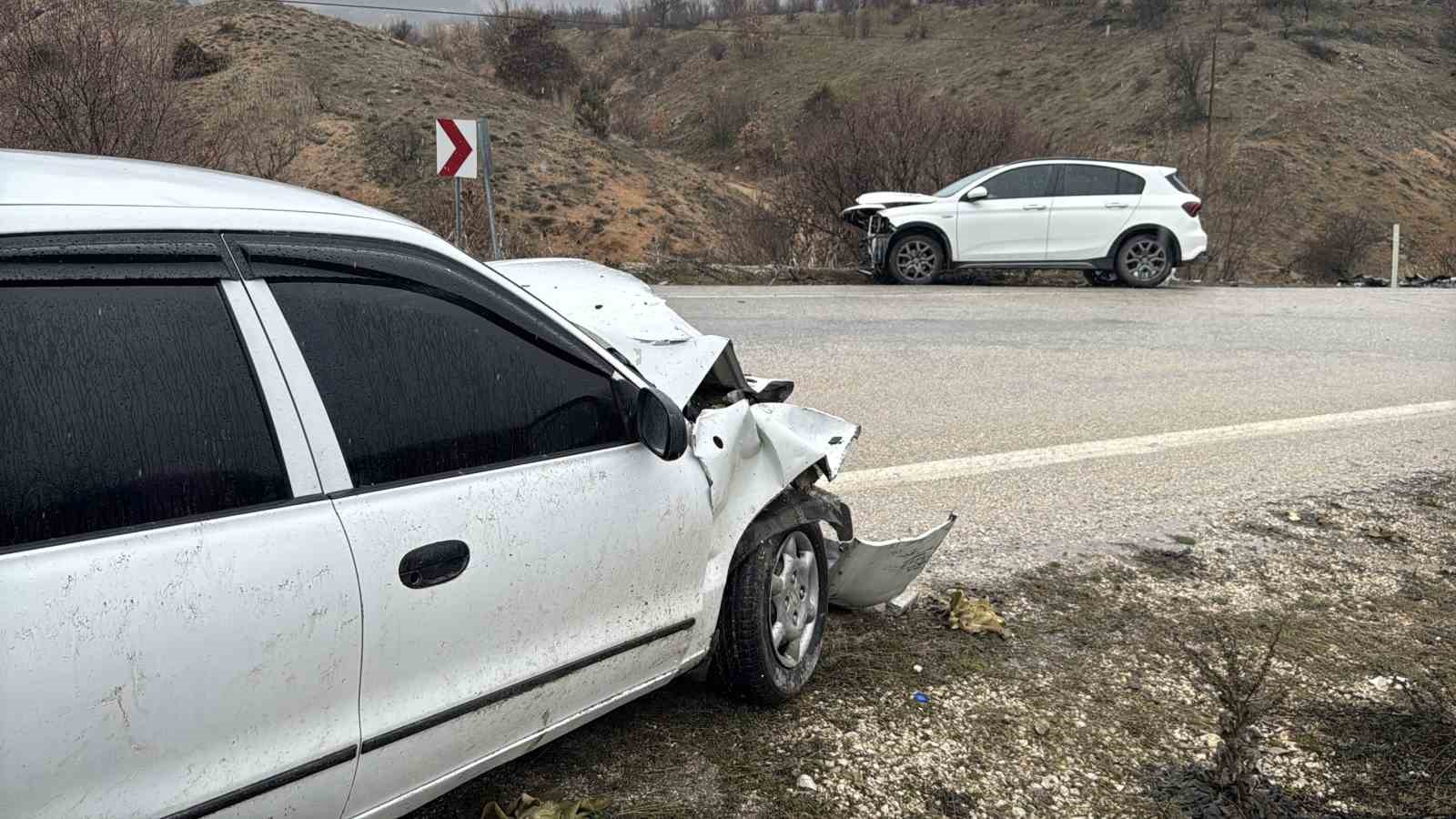 elazigda iki otomobil carpisti 9 yarali 7 kUF1LCnd
