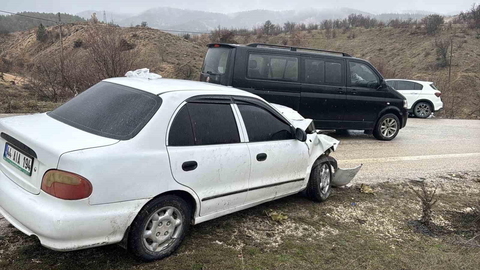 elazigda iki otomobil carpisti 9 yarali 8 GLdPZca7