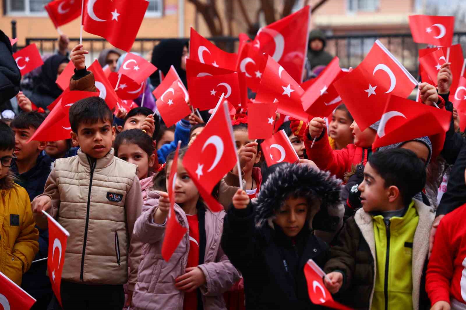elazigda ikinci donemin ilk ders zili bayrak sevgisi ile caldi 7 1BFbLiH2