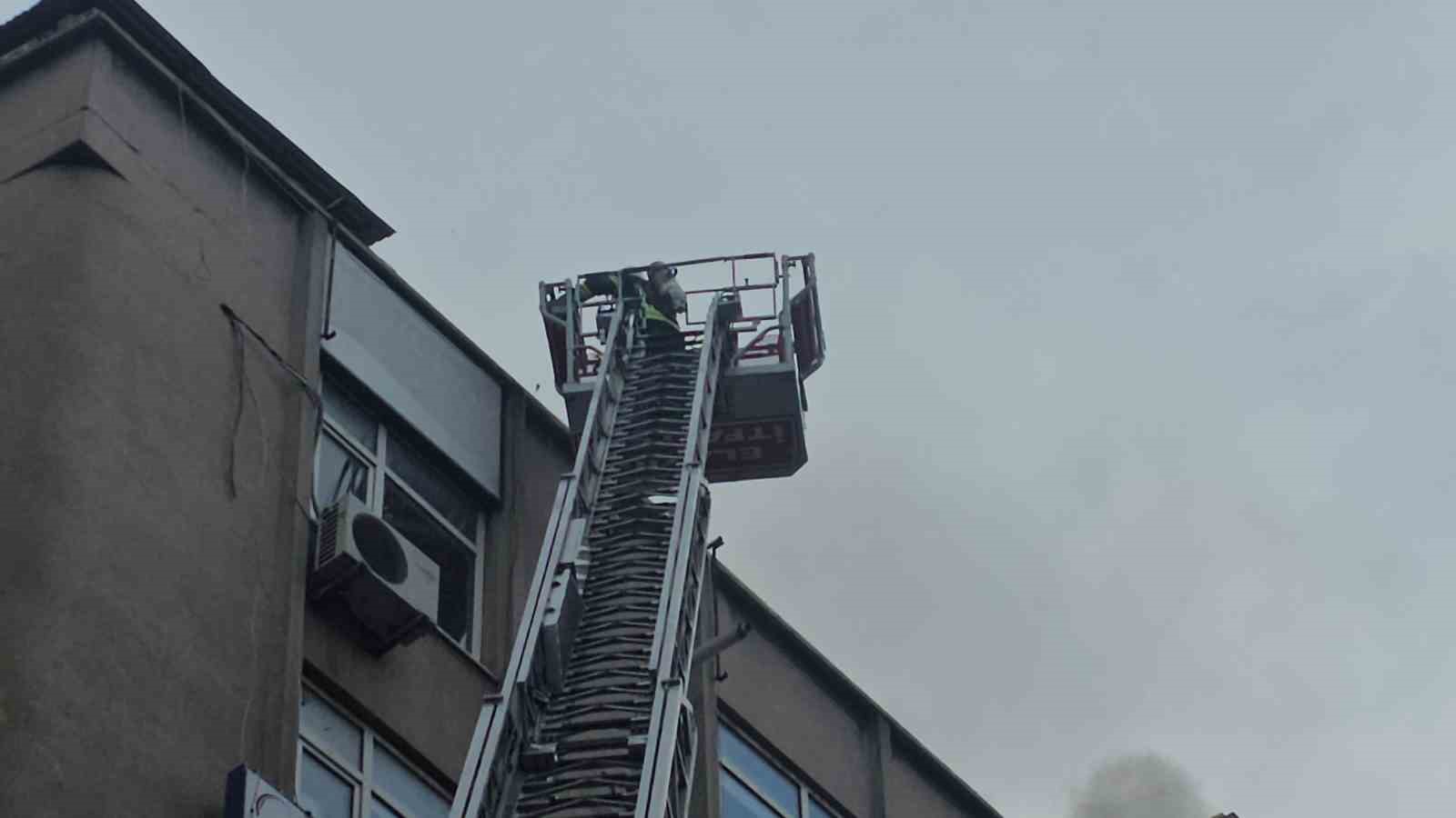 elazigda is merkezinin catisinda yangin panigi 1 dij8M7eL