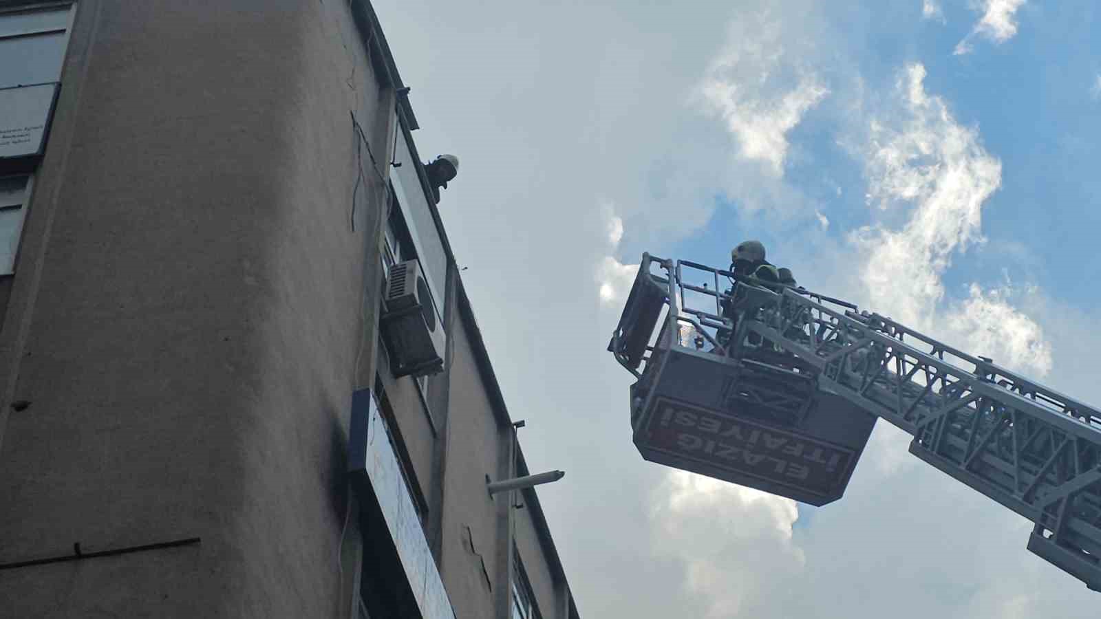 elazigda is merkezinin catisinda yangin panigi 2 7wf8fmda