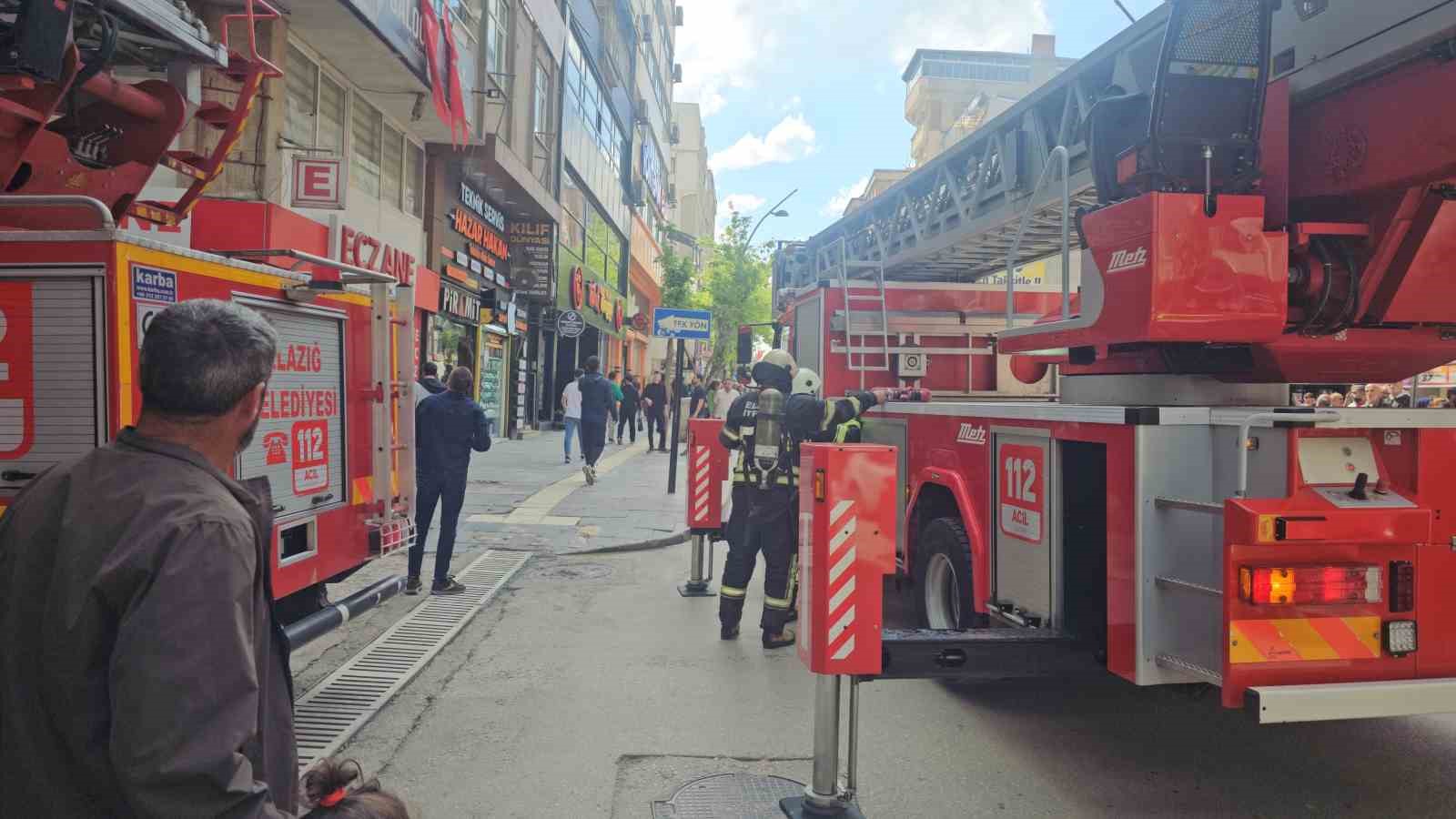 elazigda is merkezinin catisinda yangin panigi 3 H5w92tLl