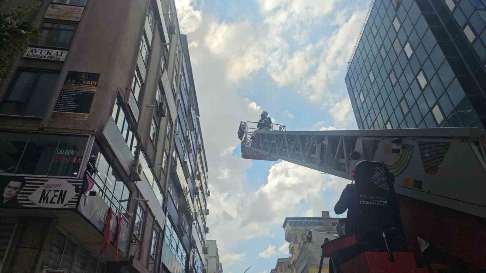 elazigda is merkezinin catisinda yangin panigi 4 j7gIJXpm