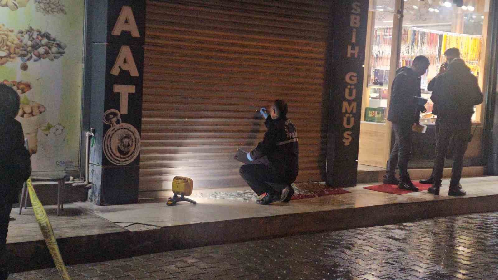 elazigda is yerine silahli saldiri vitrine 9 kursun isabet etti 0 mk7wnl2y