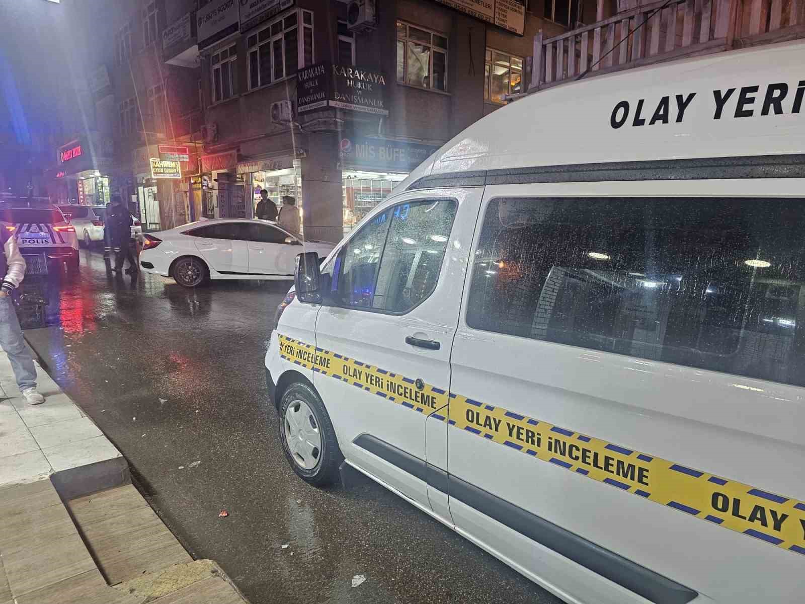 elazigda is yerine silahli saldiri vitrine 9 kursun isabet etti 1 HNH2qNFA