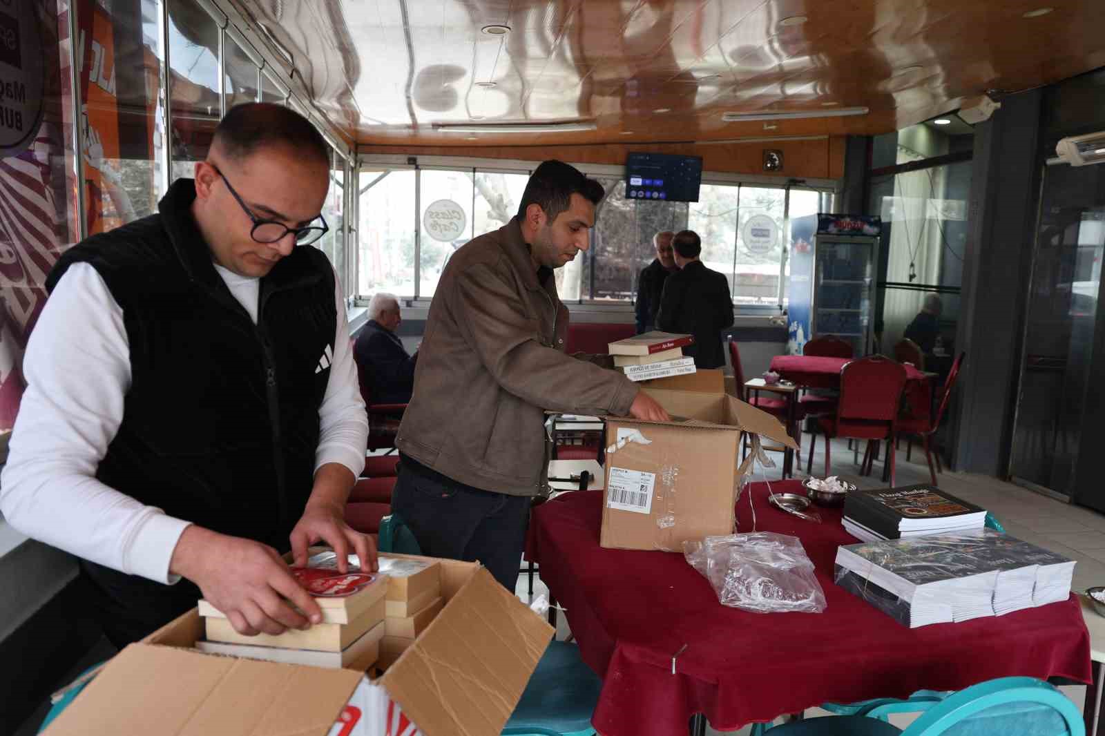 elazigda kahvehanelere kitap kosesi kuruluyor 2 iLJ1adGC