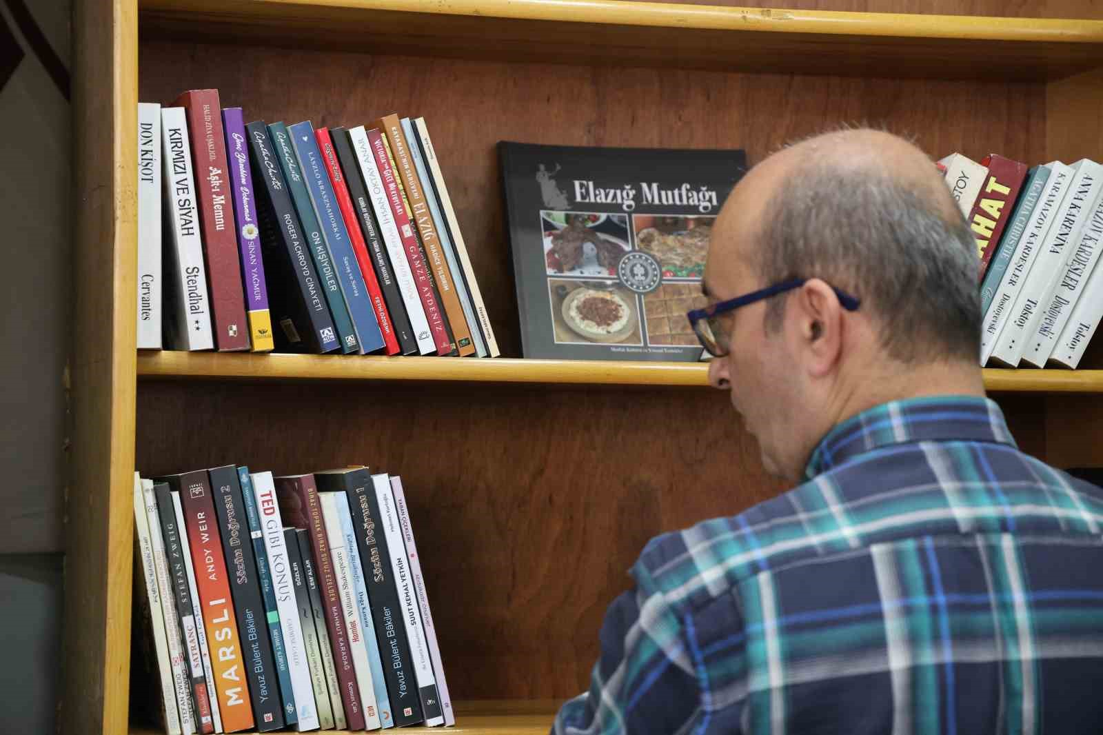 elazigda kahvehanelere kitap kosesi kuruluyor 3