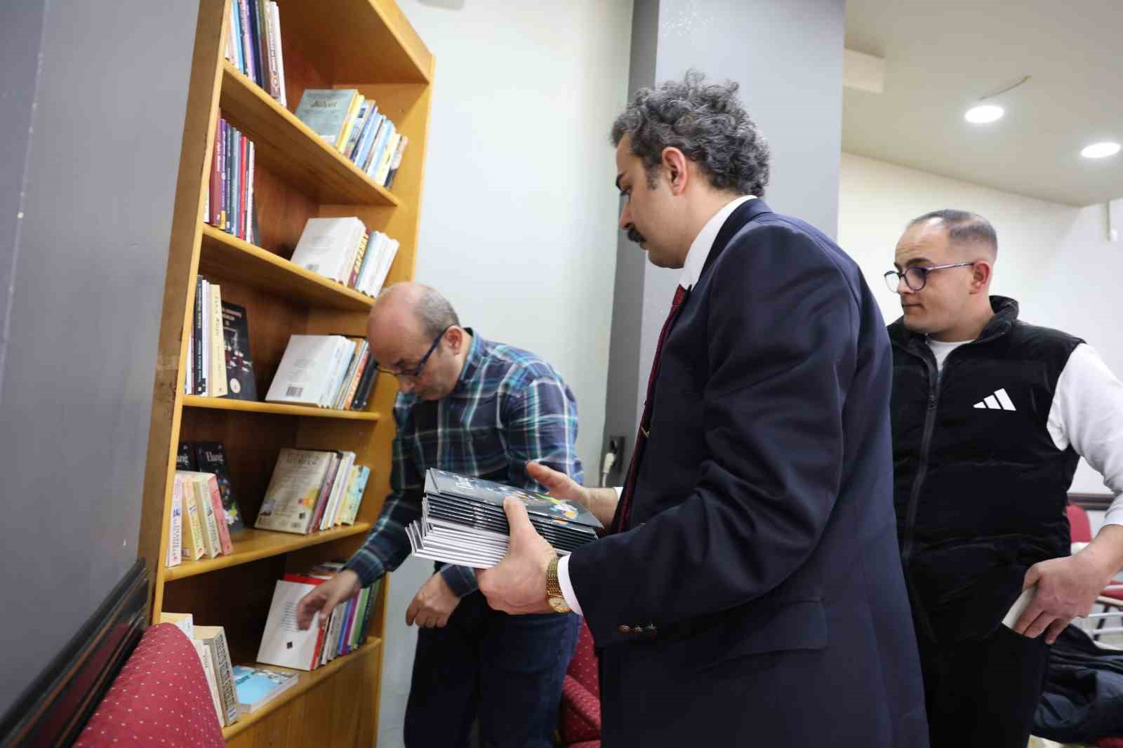 elazigda kahvehanelere kitap kosesi kuruluyor 4
