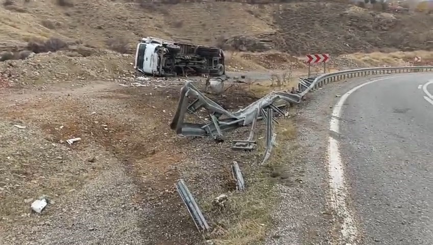 elazigda kamyon devrildi 1 yarali 1 DrazdrX4