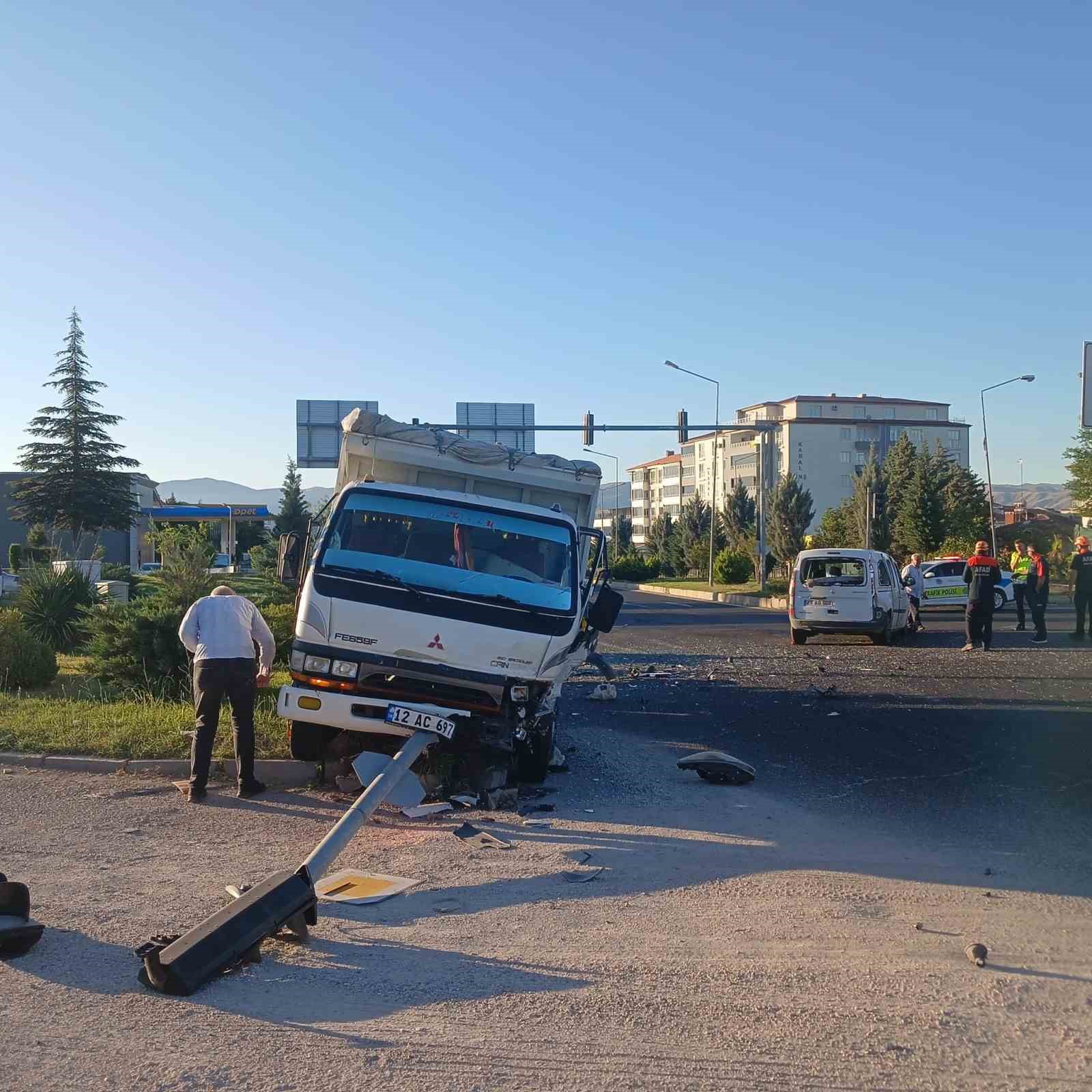 elazigda kamyon ile hafif ticari arac carpisti 1 yarali 0 HFYYLi9n