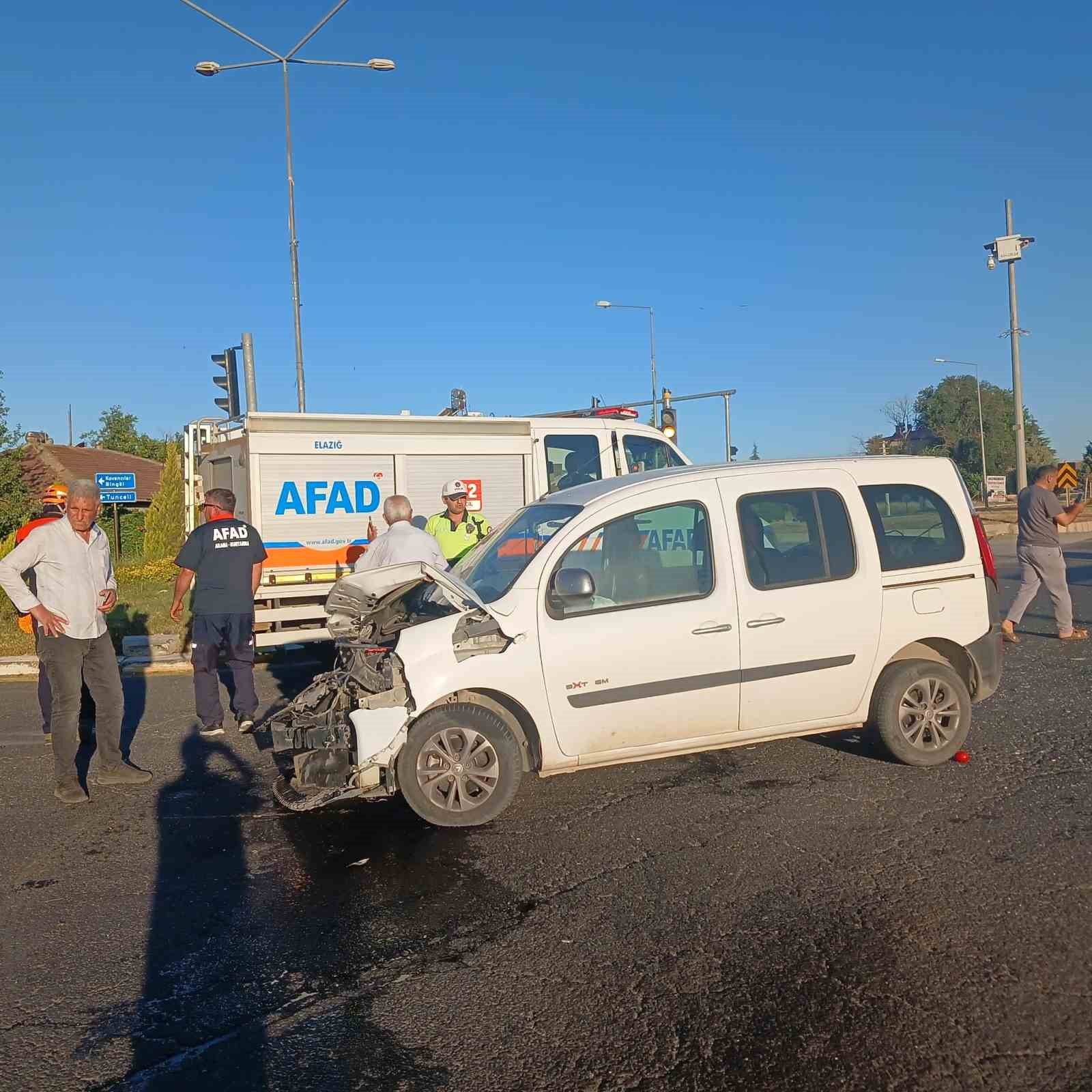 elazigda kamyon ile hafif ticari arac carpisti 1 yarali 1 hNFzcwIW