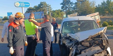 elazigda-kamyon-ile-hafif-ticari-arac-carpisti-1-yarali-D5Ljq9C3.jpg
