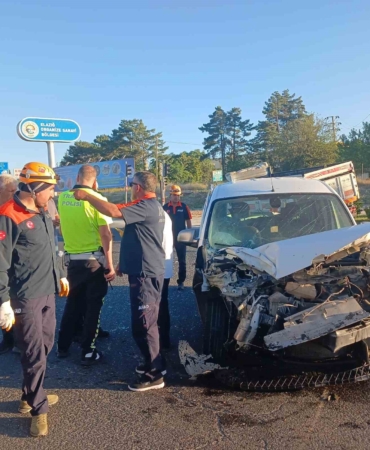 elazigda-kamyon-ile-hafif-ticari-arac-carpisti-1-yarali-D5Ljq9C3.jpg