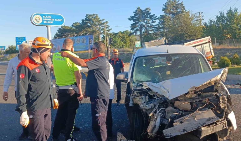 elazigda-kamyon-ile-hafif-ticari-arac-carpisti-1-yarali-D5Ljq9C3.jpg