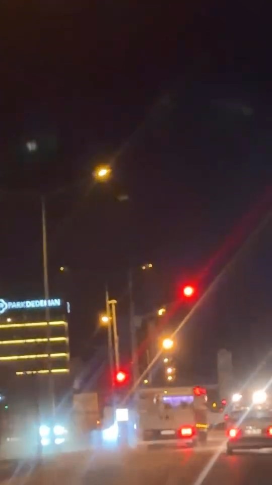 elazigda kamyonetle makas atan ve kirmizi isikta gecen surucu kamerada 2 GRTHAP8b