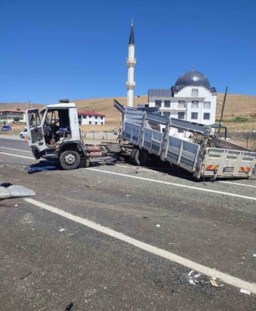 elazigda-kamyonlar-carpisti-1-yarali-DqzkiszY.jpg