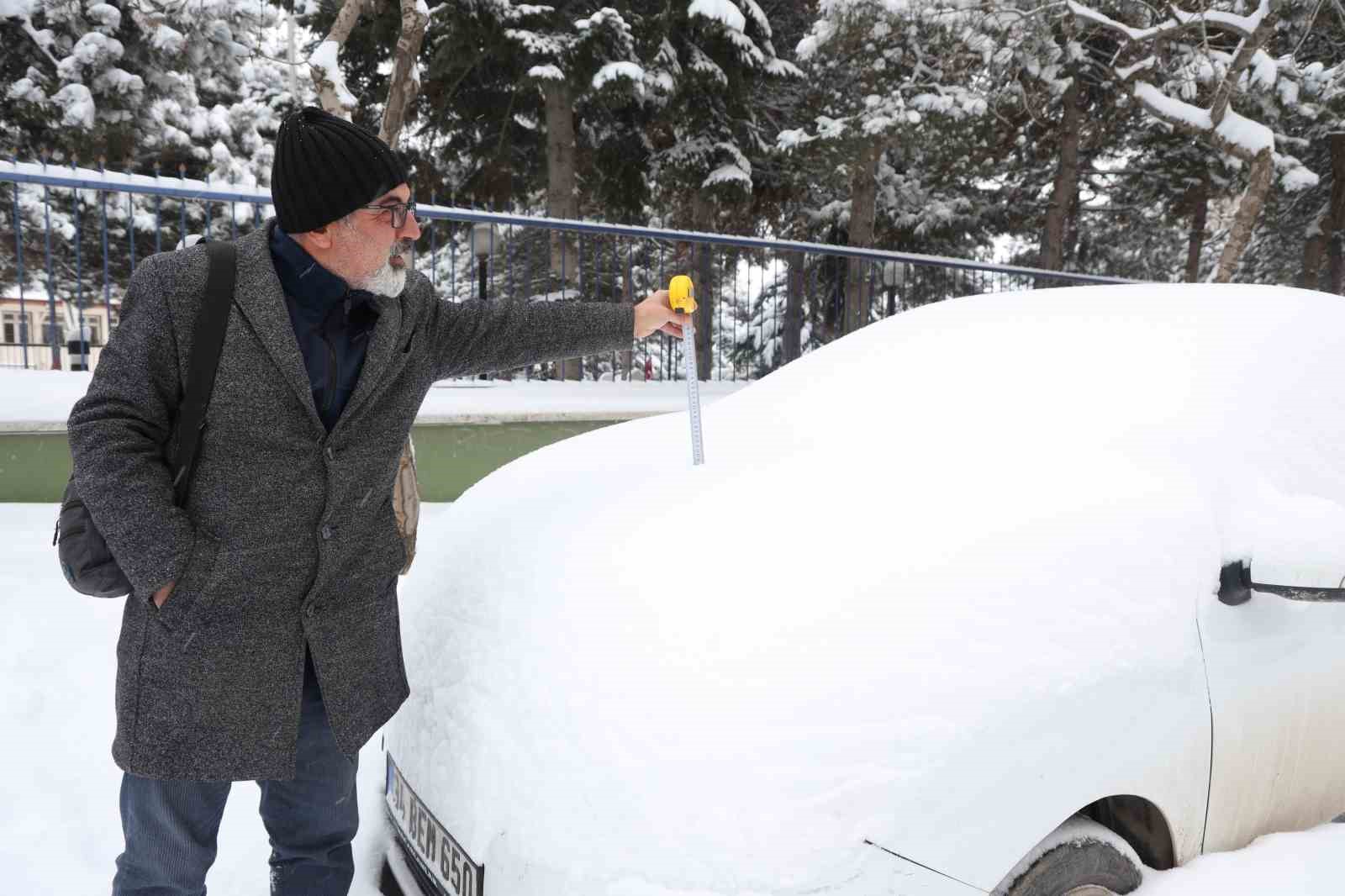 elazigda kar kalinligi 20 santimetreyi buldu araclar gorunmez hale geldi 2 6FMasbyt