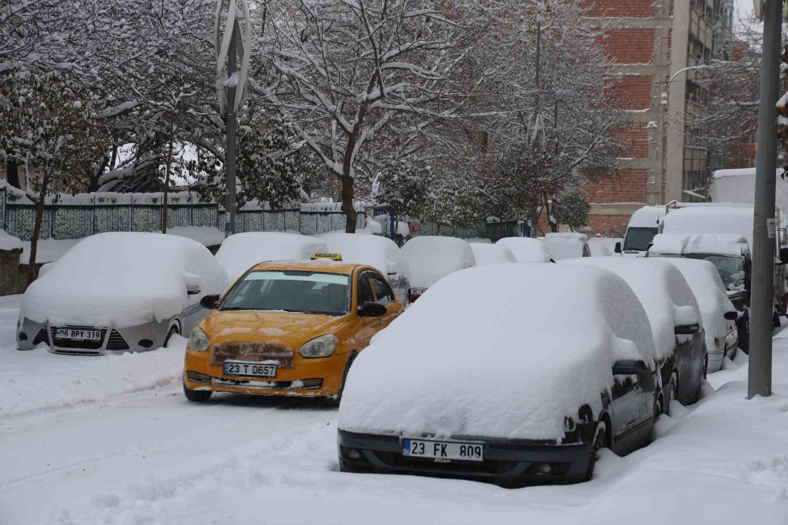 elazigda kar kalinligi 20 santimetreyi buldu araclar gorunmez hale geldi 5