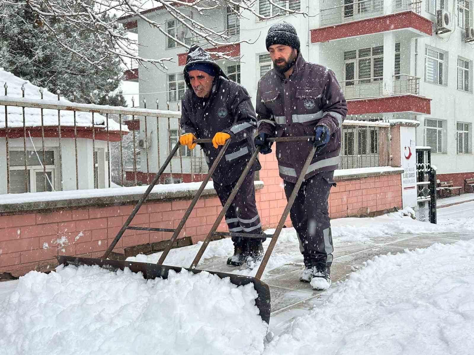 elazigda kar yagisi etkili oldu belediye ekipleri sahada 5 nkfyDmj3