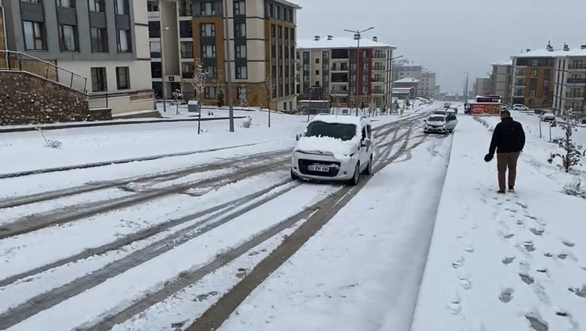 elazigda kar yagisindan dolayi araclar yolda kaldi 1 ECnvBPIB