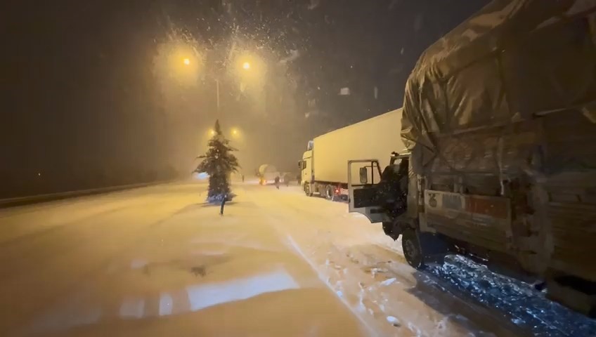 elazigda kar yagisindan dolayi araclar yolda kaldi 1 N8FU6j5Y