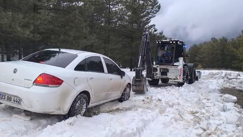 elazigda karda mahsur kalan otomobil kurtarildi 0 aV3Ra8Bw