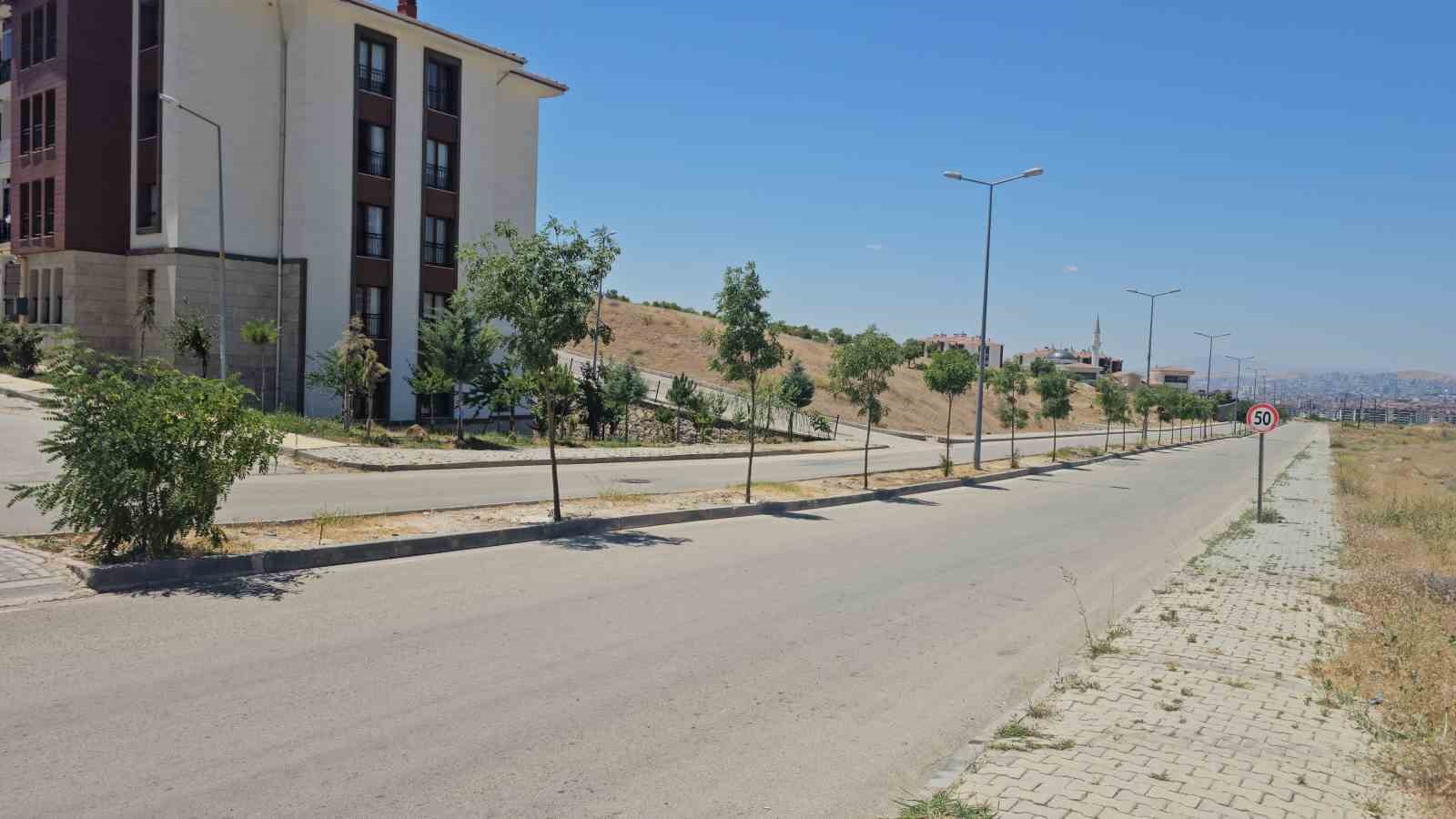 elazigda kavurucu sicaklar yollari bosaltti 3