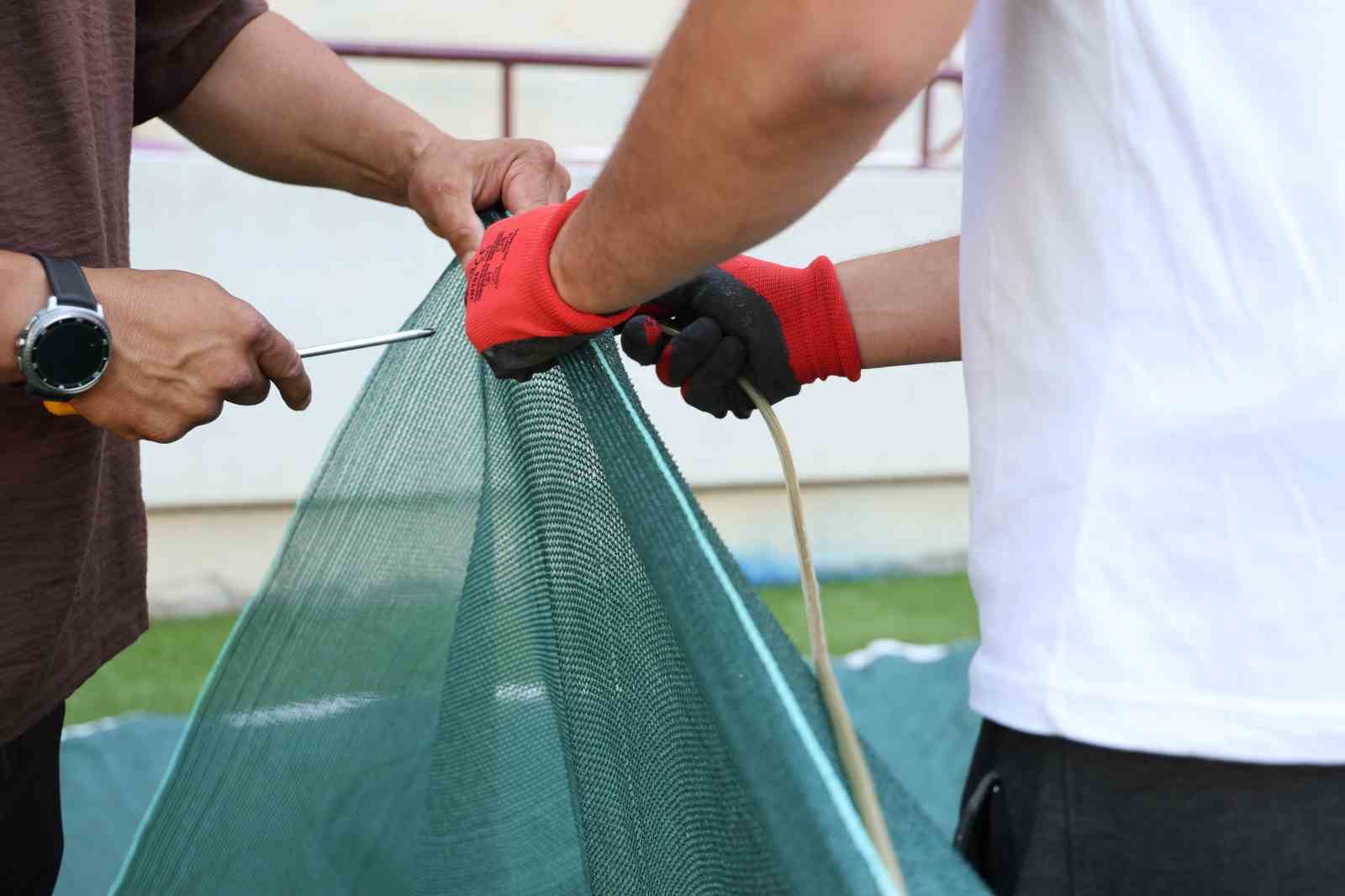 Elazığ’da kavurucu sıcaklarda statlardaki çimlere fanlı ve perdeli koruma 5 elazigda kavurucu sicaklarda statlardaki cimlere fanli ve perdeli koruma 1 Jaie6eV4