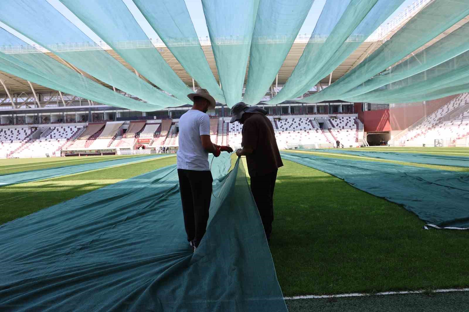 Elazığ’da kavurucu sıcaklarda statlardaki çimlere fanlı ve perdeli koruma 22 elazigda kavurucu sicaklarda statlardaki cimlere fanli ve perdeli koruma 18 3acgB2FM