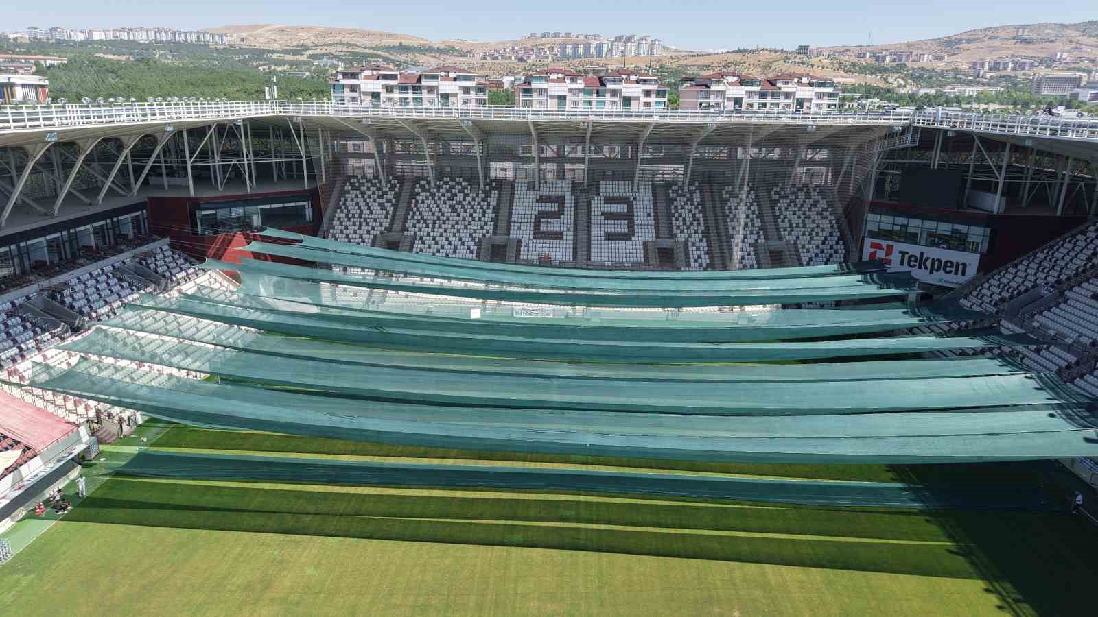Elazığ’da kavurucu sıcaklarda statlardaki çimlere fanlı ve perdeli koruma 8 elazigda kavurucu sicaklarda statlardaki cimlere fanli ve perdeli koruma 4 6X3Veiq9