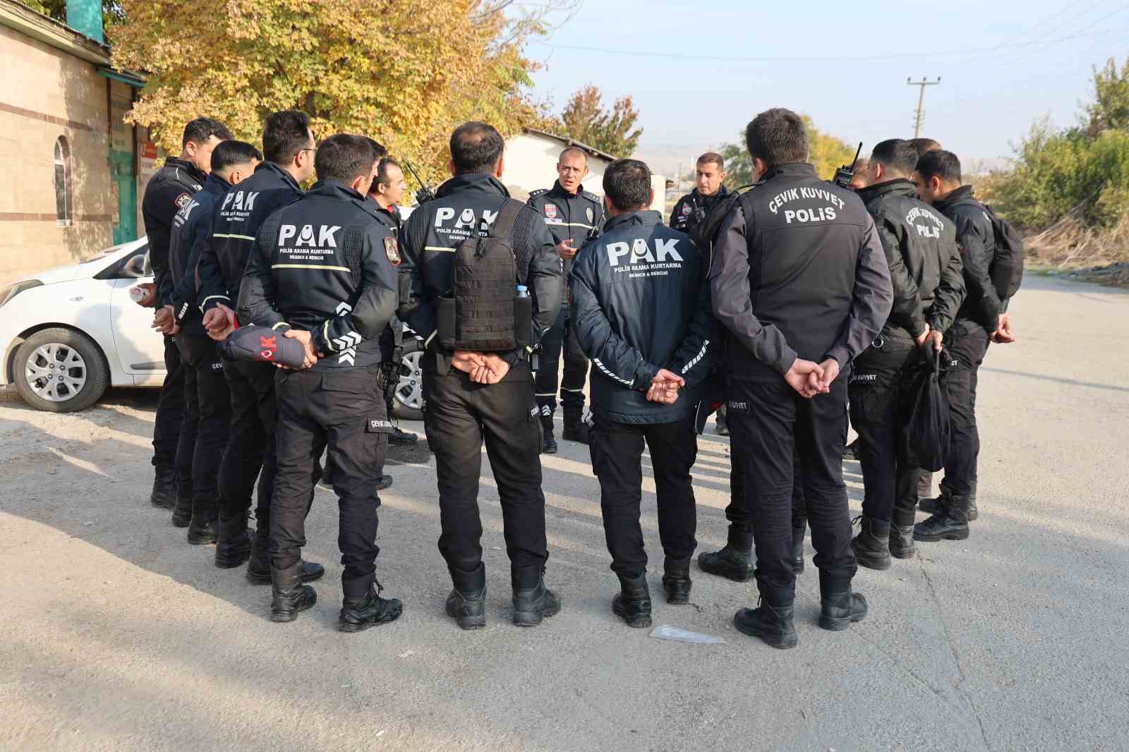 Elazığ’da kaybolan otizmli çocuk bir haftadır aranıyor 7 elazigda kaybolan otizmli cocuk bir haftadir araniyor 3 uY4uFPTk