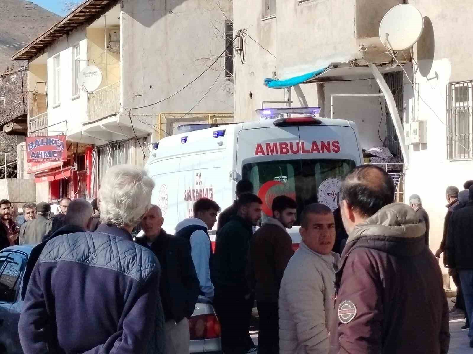 elazigda kayinpeder dehseti tartistigi damadini bicakla agir yaraladi 0 CRls1vH3