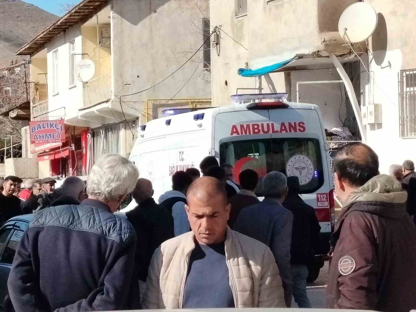 elazigda kayinpeder dehseti tartistigi damadini bicakla agir yaraladi 1 DfluaPGd