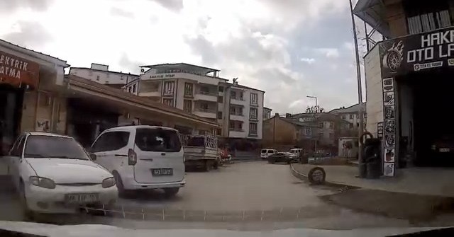 elazigda kaza ucuz atlatildi saniyelerle olumden dondu 0 cWWAQqNB